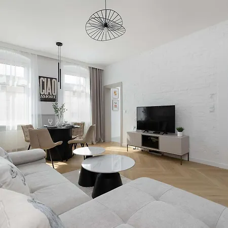 Stylish With Parking Close To The Centre By Renters アパート